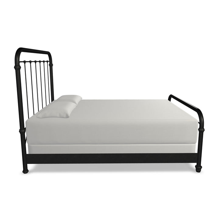 Queen / Weathered Iron