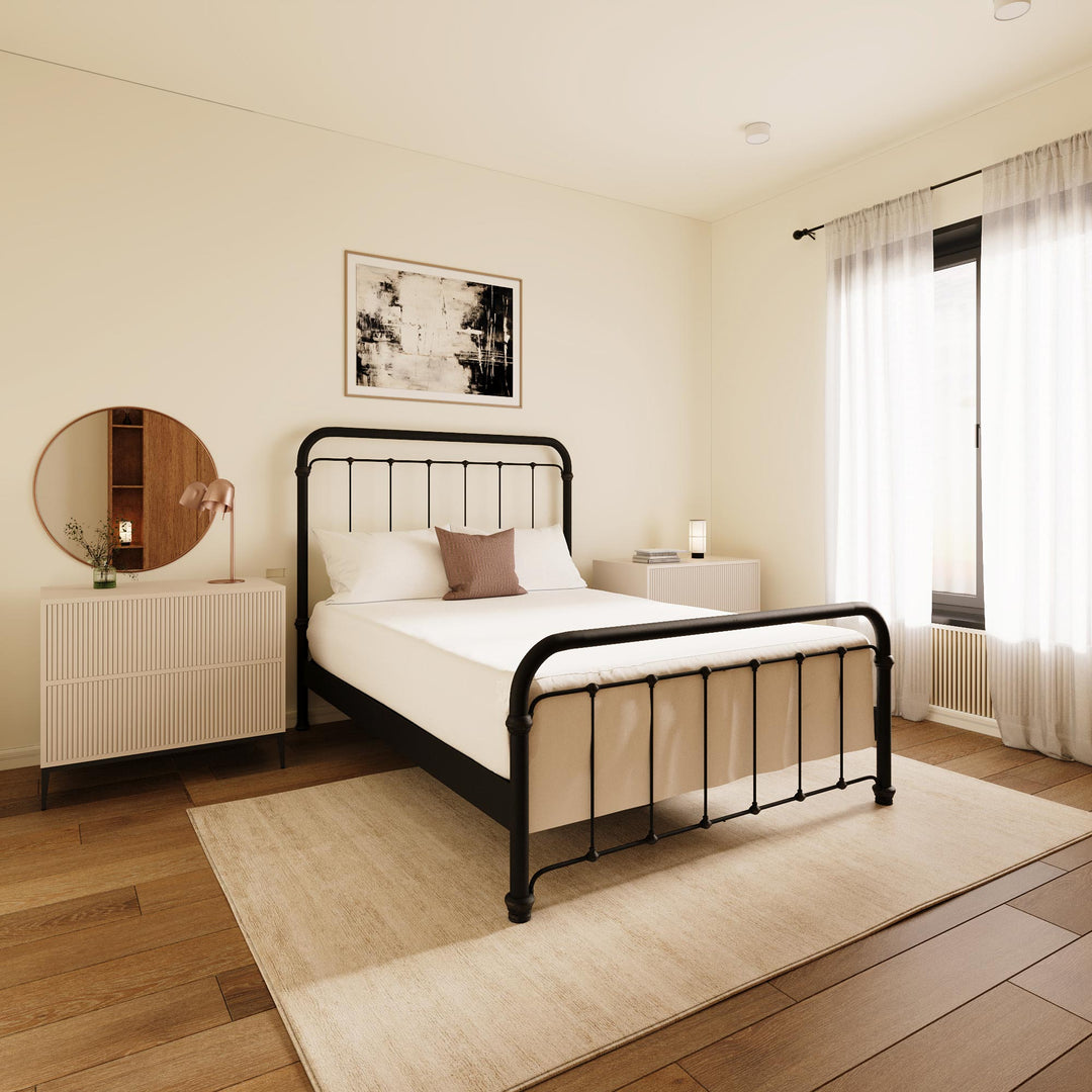 Queen / Weathered Iron