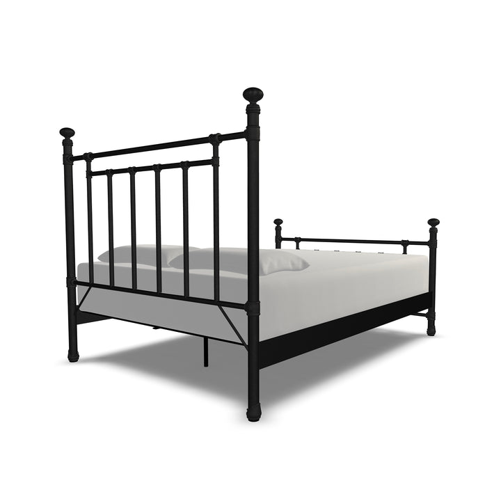 Queen / Weathered Iron