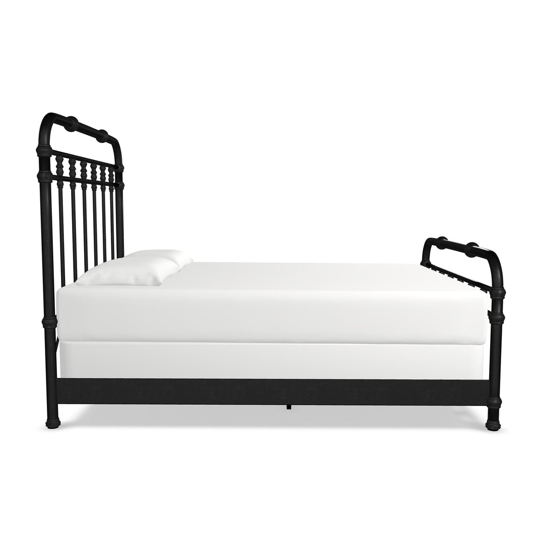 Queen / Weathered Iron