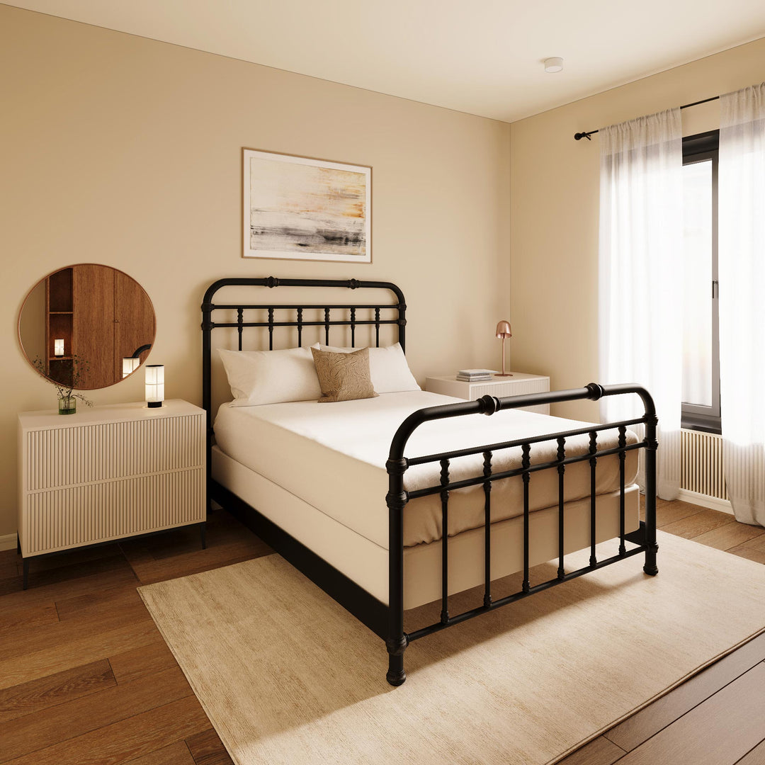 Queen / Weathered Iron