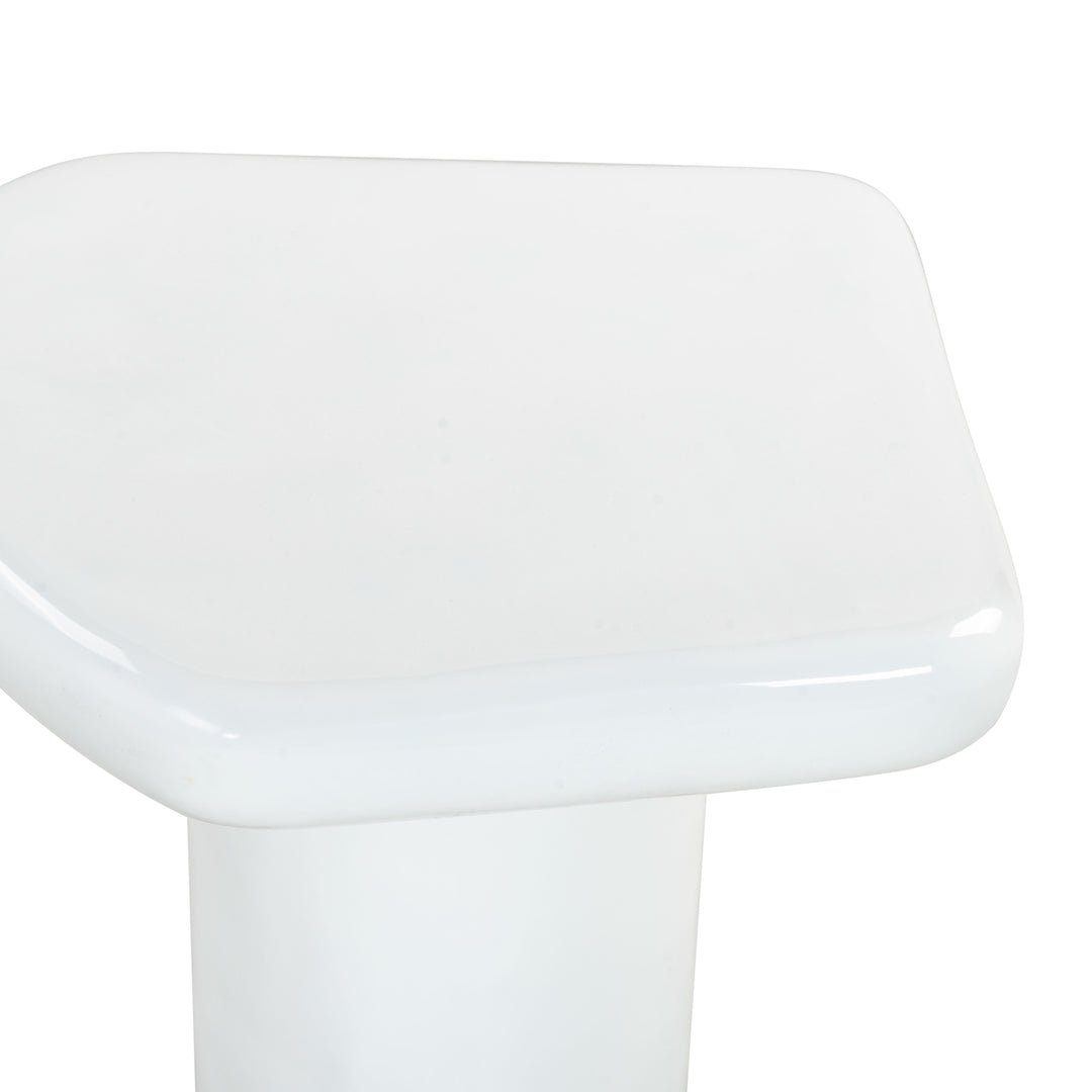 23.6"W x 22"D x 17.7"H / White