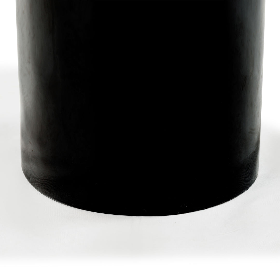 23.6"W x 22"D x 17.7"H / Black