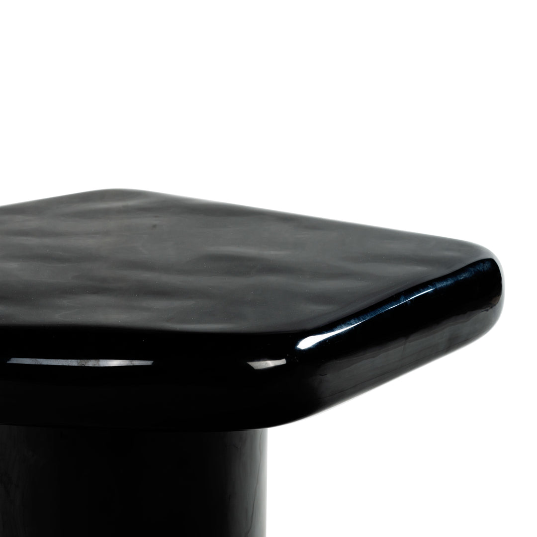 23.6"W x 22"D x 17.7"H / Black