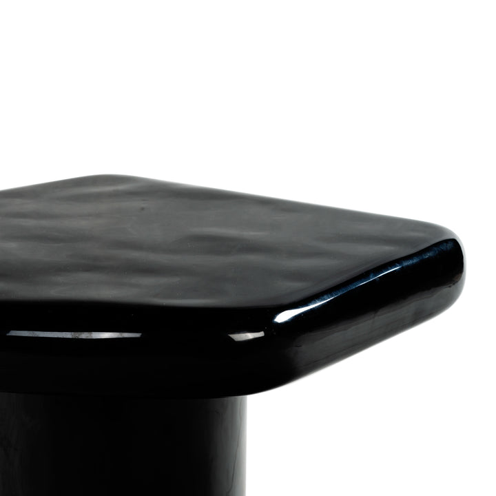 23.6"W x 22"D x 17.7"H / Black