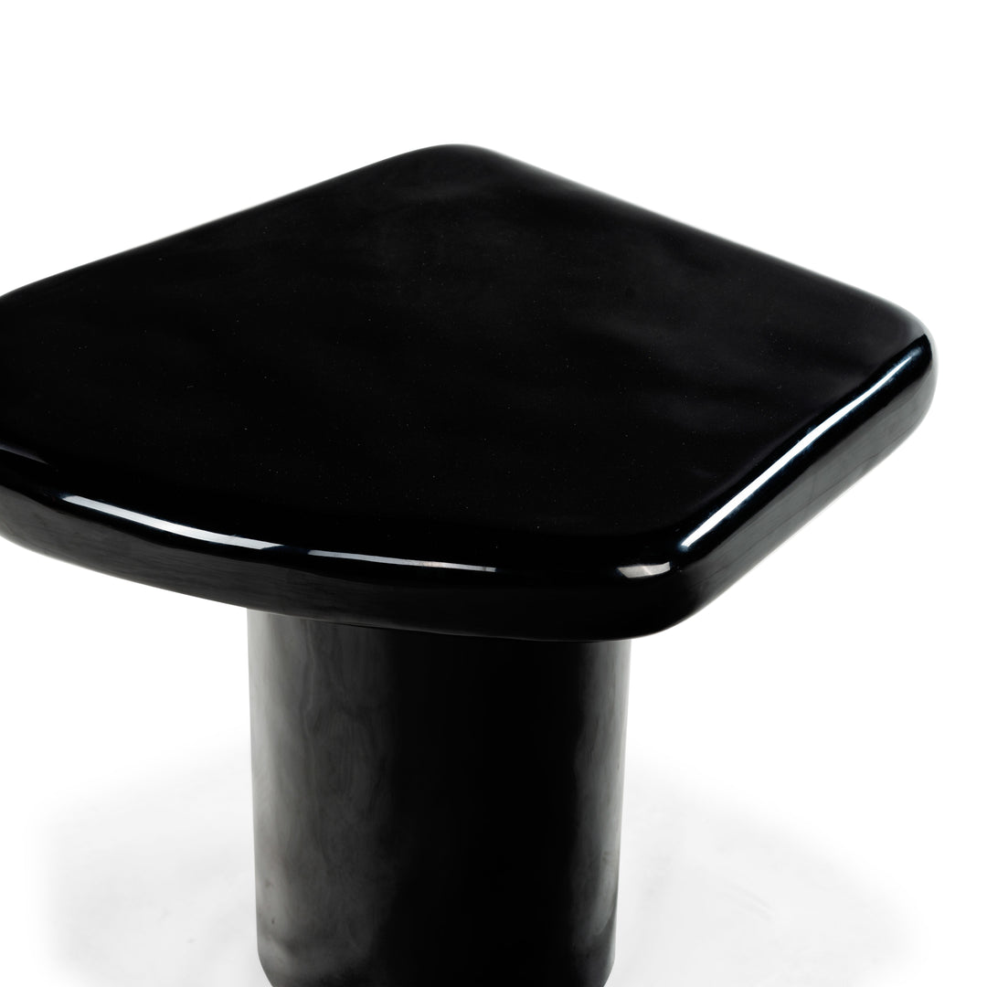 23.6"W x 22"D x 17.7"H / Black