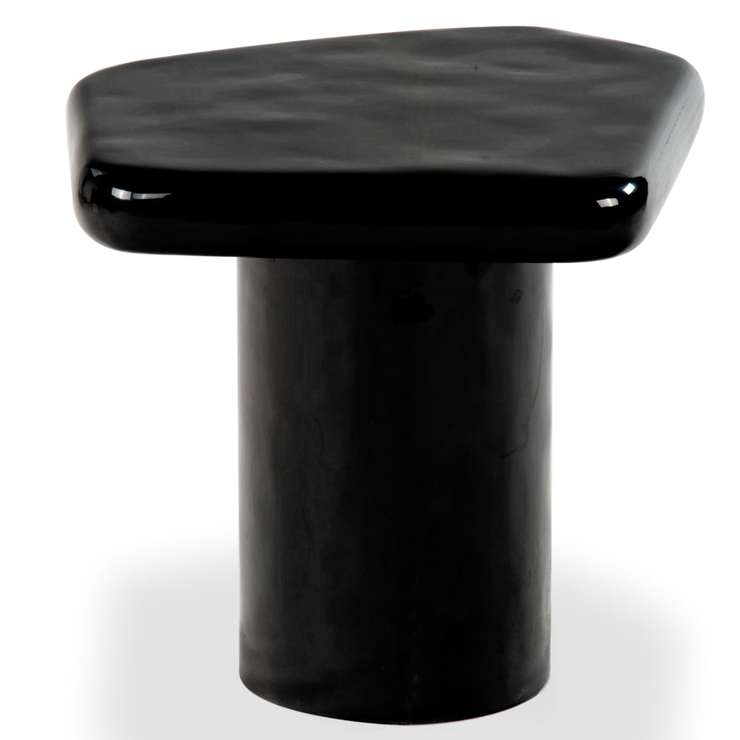 23.6"W x 22"D x 17.7"H / Black