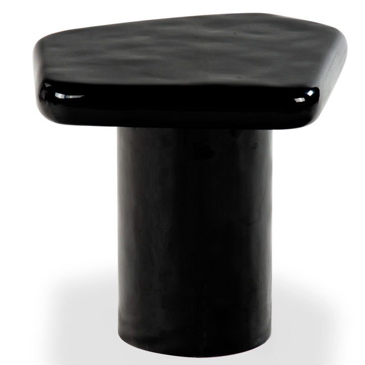 23.6"W x 22"D x 17.7"H / Black