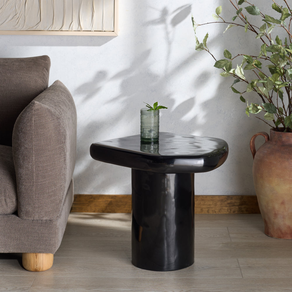 23.6"W x 22"D x 17.7"H / Black