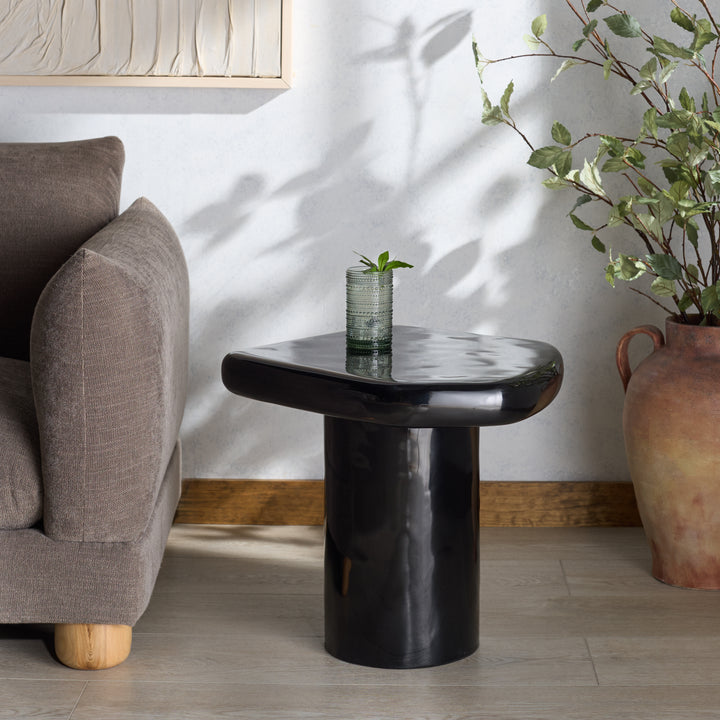 23.6"W x 22"D x 17.7"H / Black