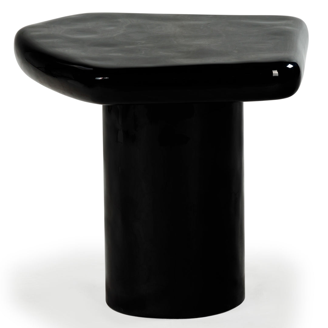 23.6"W x 22"D x 17.7"H / Black