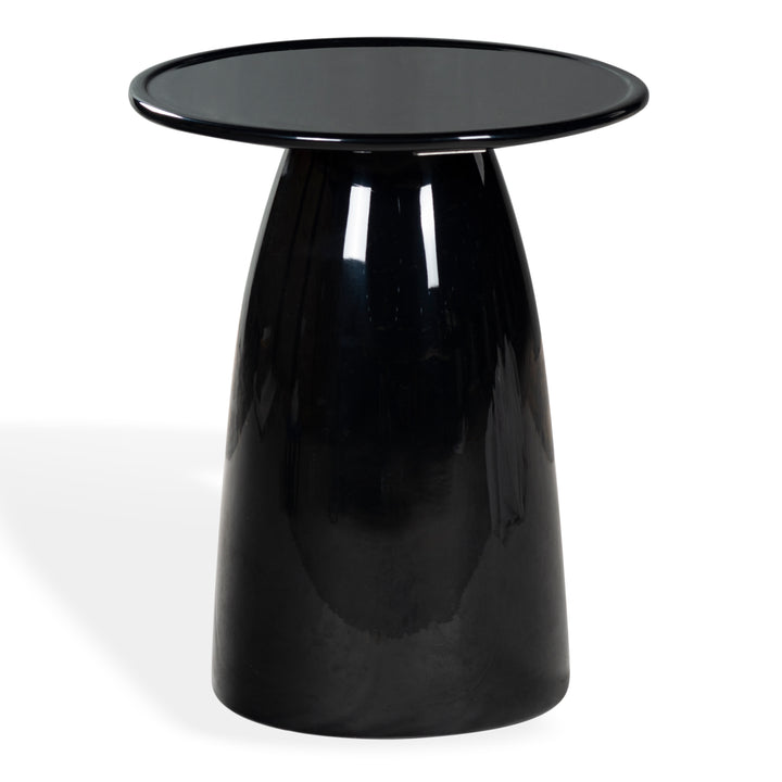 18"W x 18"D x 22"H / Black