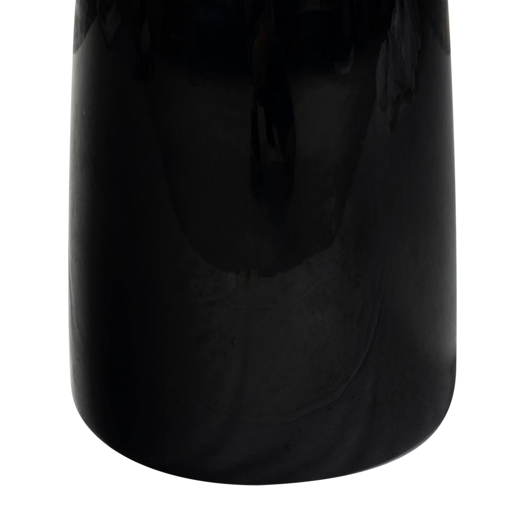 18"W x 18"D x 22"H / Black