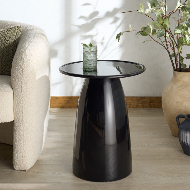 18"W x 18"D x 22"H / Black