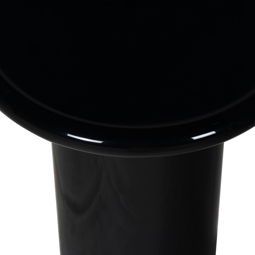 18"W x 18"D x 22"H / Black