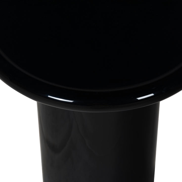 18"W x 18"D x 22"H / Black