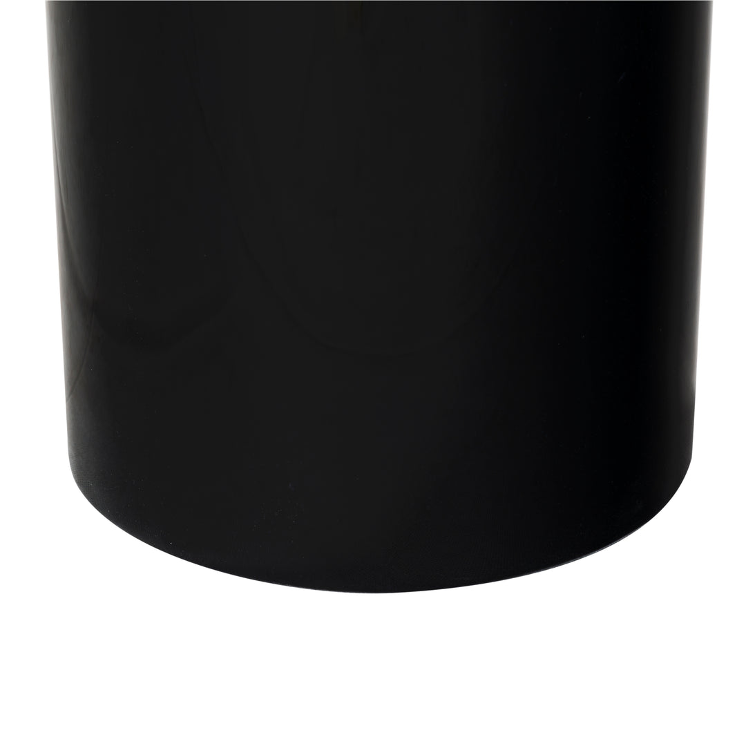 18"W x 18"D x 22"H / Black