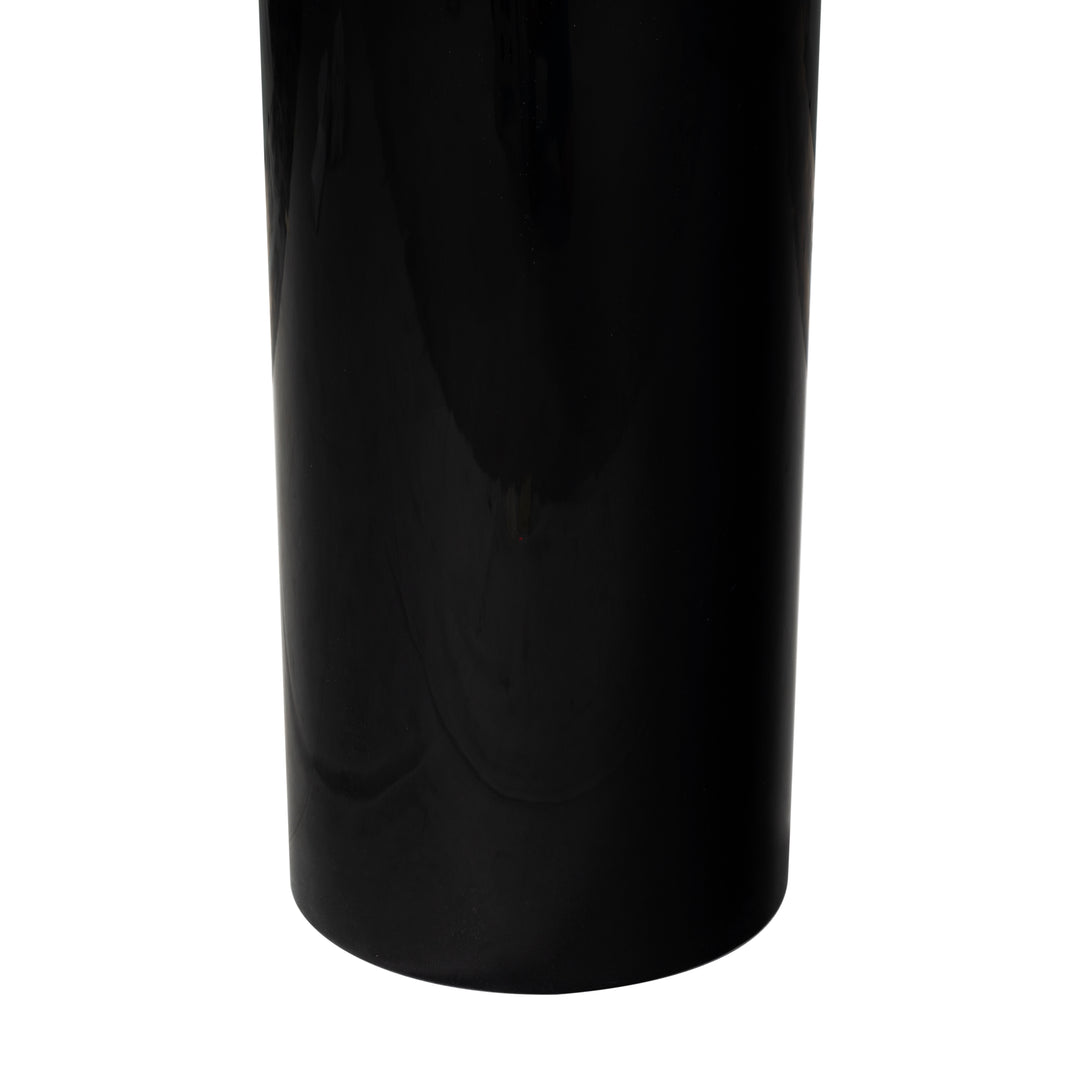 18"W x 18"D x 22"H / Black