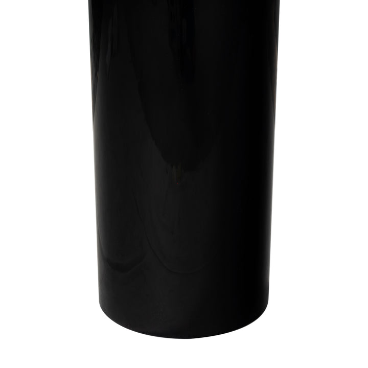 18"W x 18"D x 22"H / Black