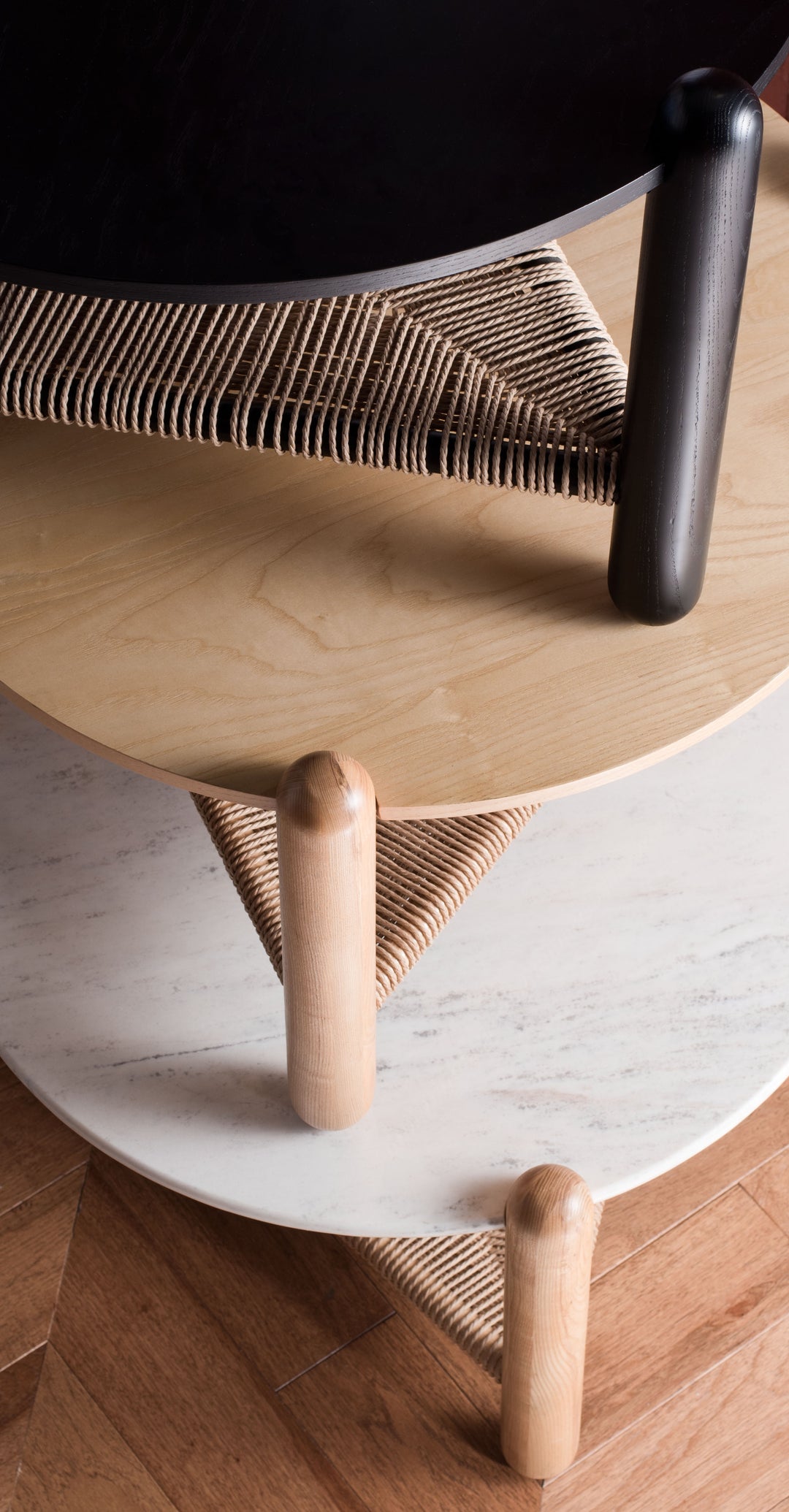 30"W x 30"D x 18"H / Natural/White