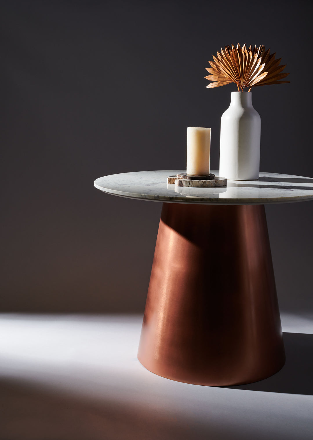 American Home Furniture Safavieh Couture Gail 40" Round Marble Dining Table/ Copper/ White