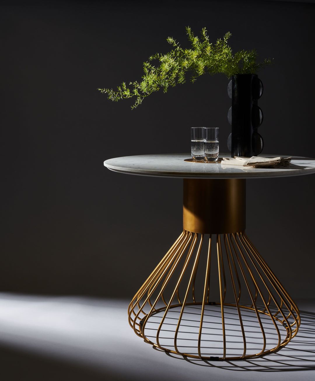 American Home Furniture Safavieh Couture Gwen 40" Pedestal Marble Dining Table/ Gold/ White