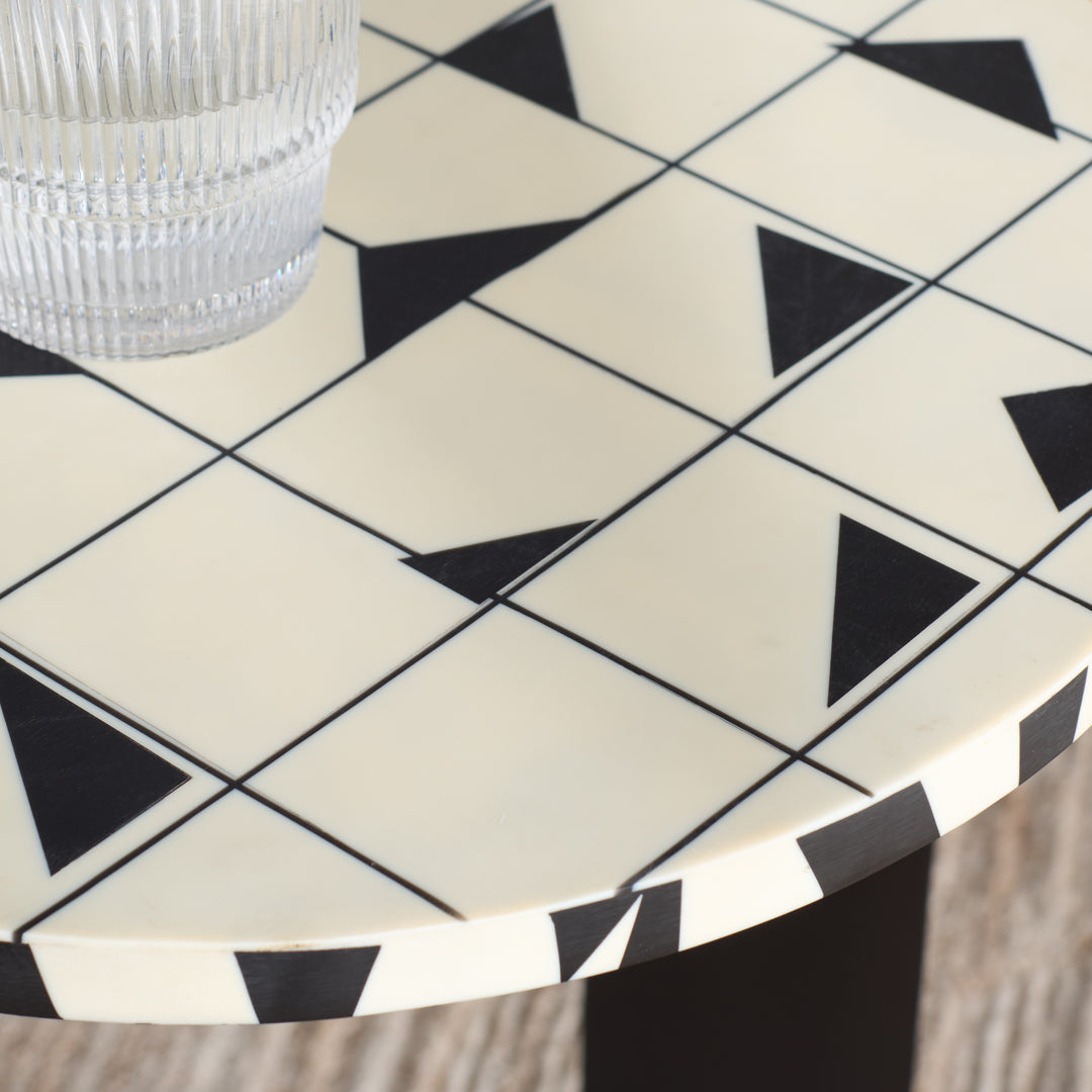 16"W x 16"D x 21.8"H / Black/White