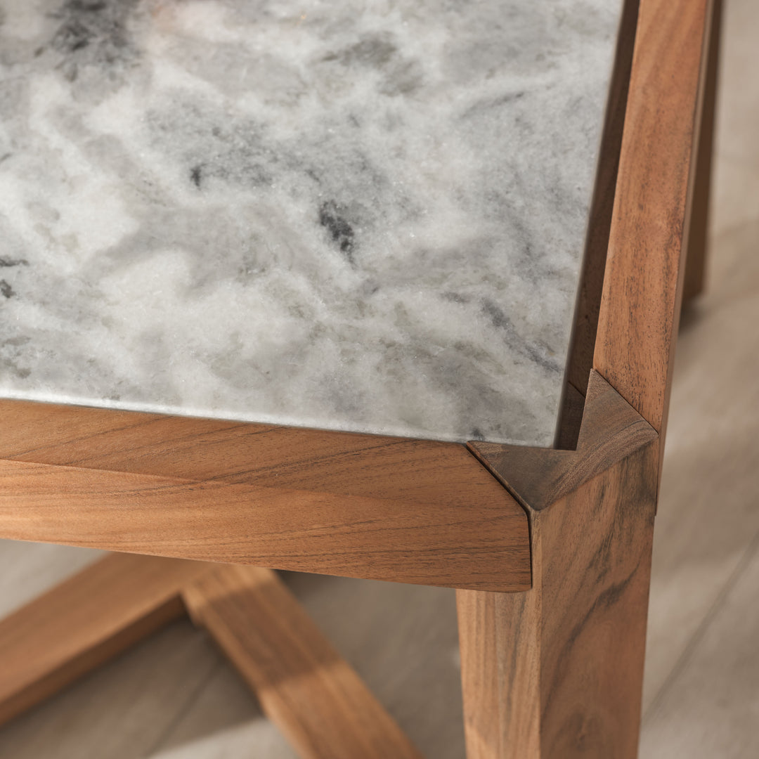 22"W x 22"D x 20"H / Natural/White