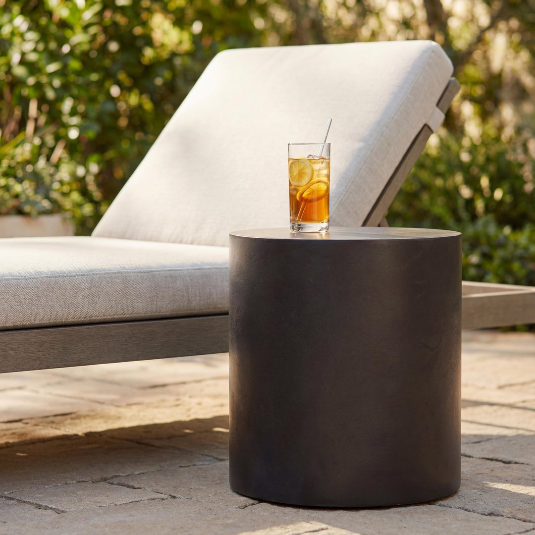 Una Indoor/Outdoor Concrete Pedestal