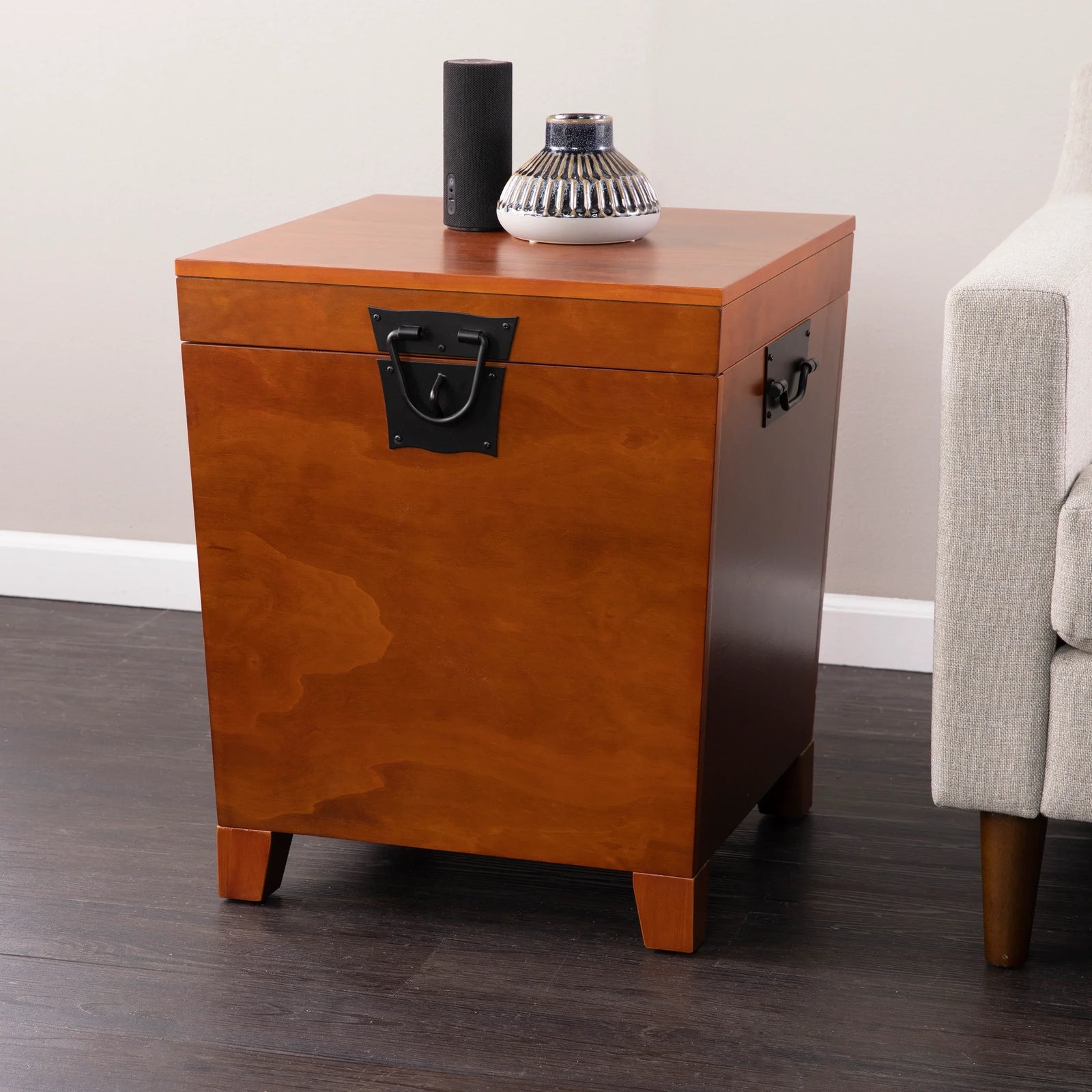 SEI Furniture Pyramid Lift-Top Trunk End Table – Mission Oak ACCENT TABLES