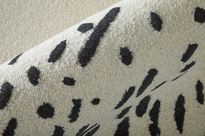 Rectangle/5' x 8'/Ivory/Black