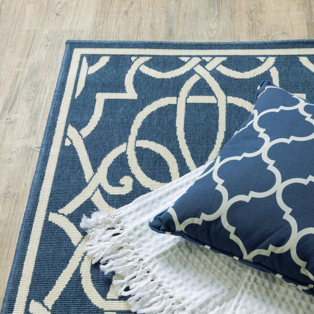 Meridian 2205B - AmericanHomeFurniture