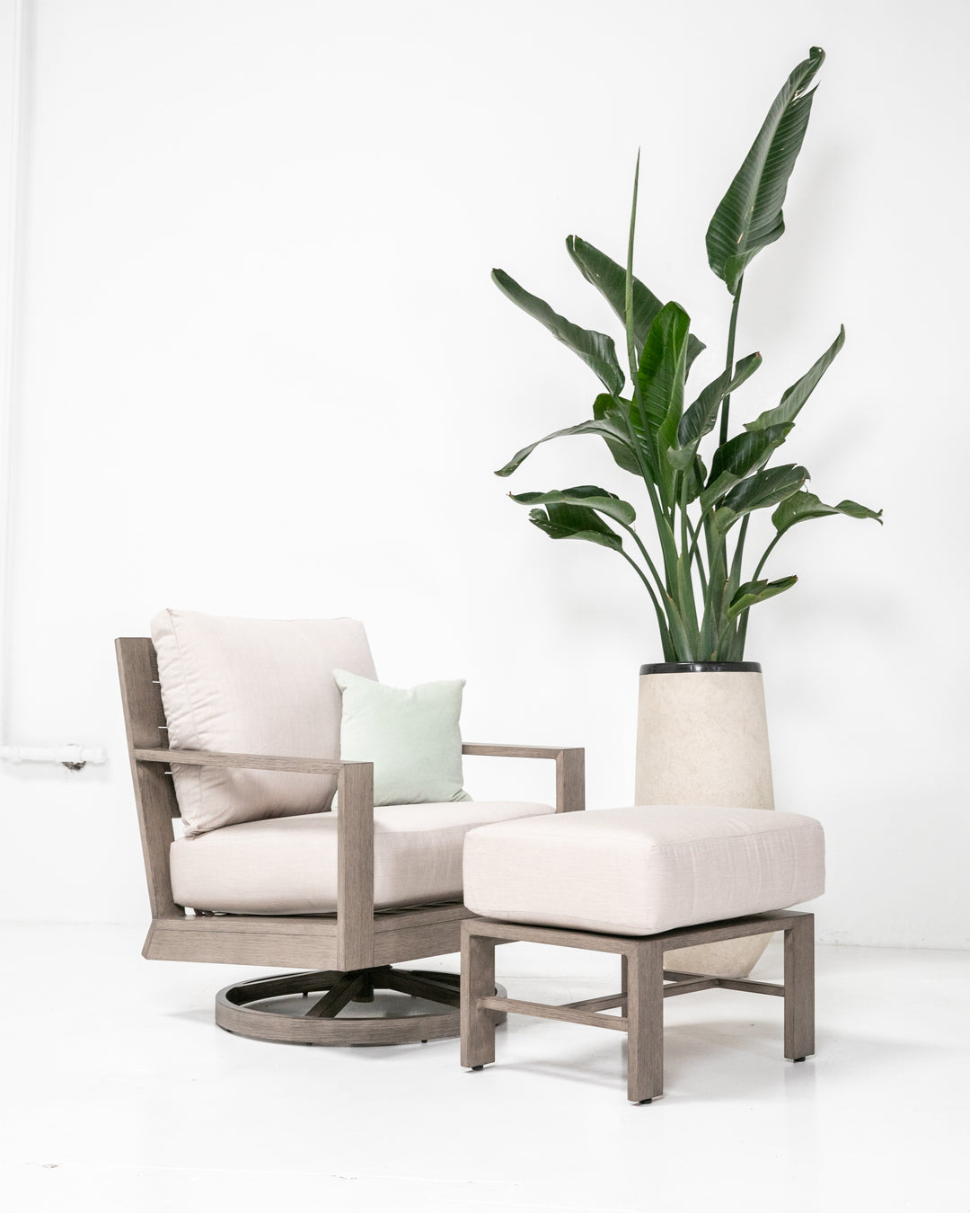 Laguna Swivel Club Rocker in Canvas Skyline, No Welt