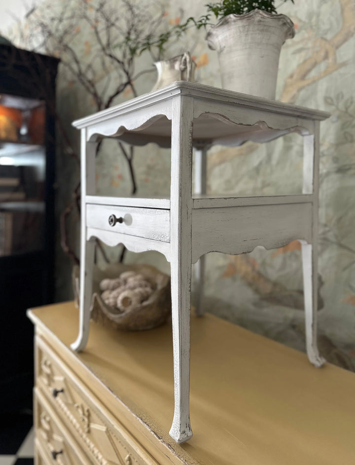 18.00"D x 18.00"W x 25.00"H/Magnolia White