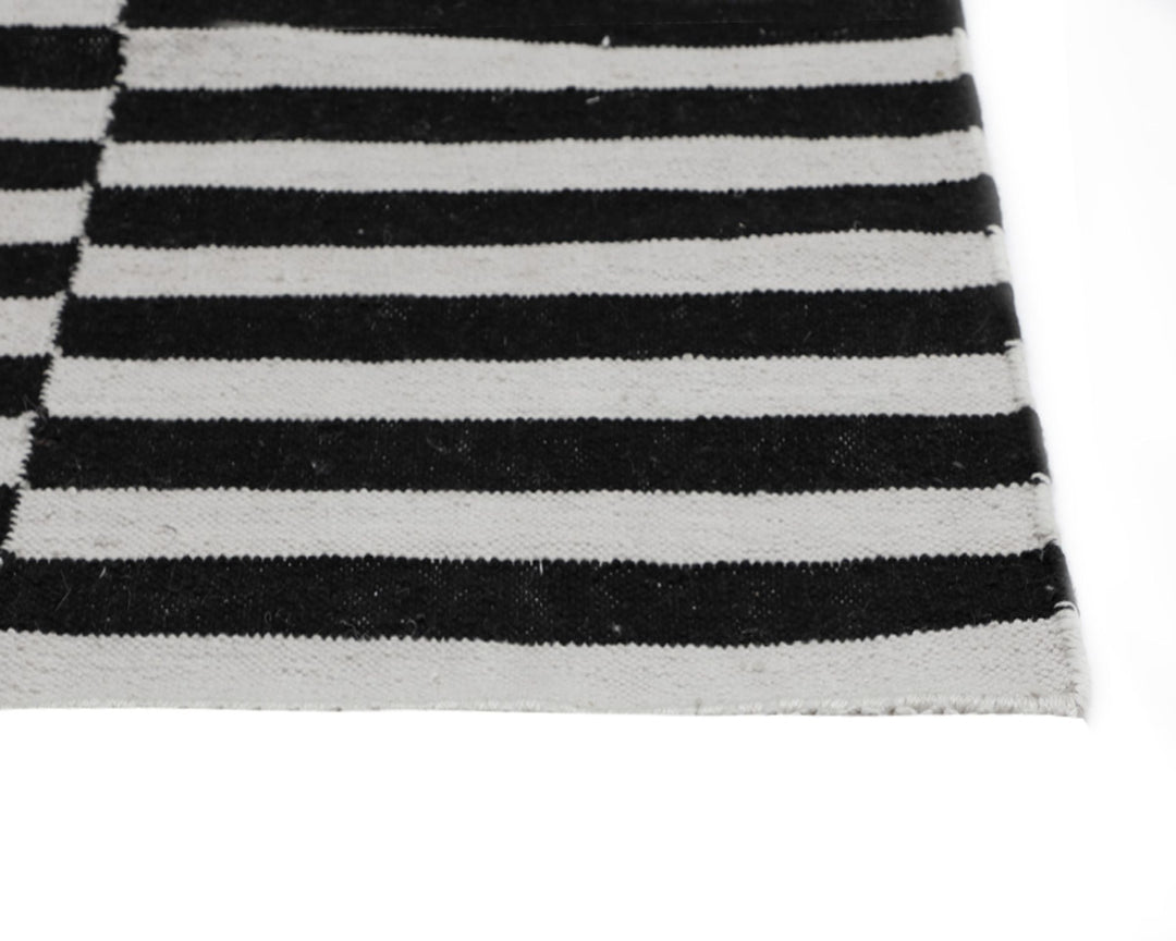 Black / Ivory - 8' X 10'