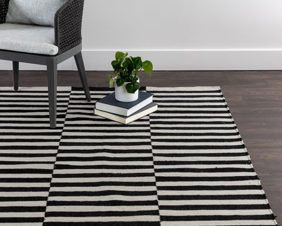 Black / Ivory - 8' X 10'