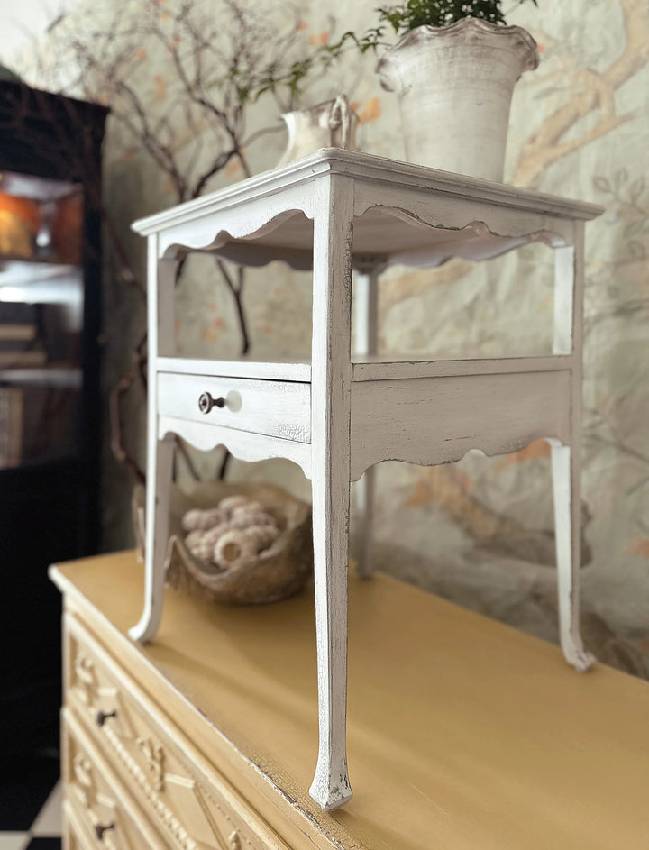 18.00"D x 18.00"W x 25.00"H/Magnolia White