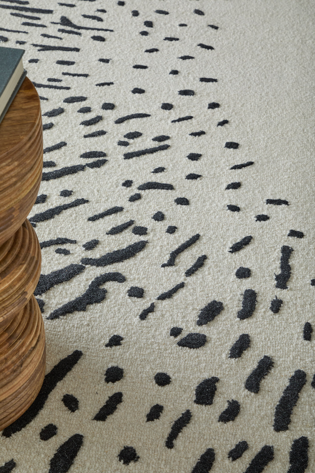 Rectangle/5' x 8'/Ivory/Black