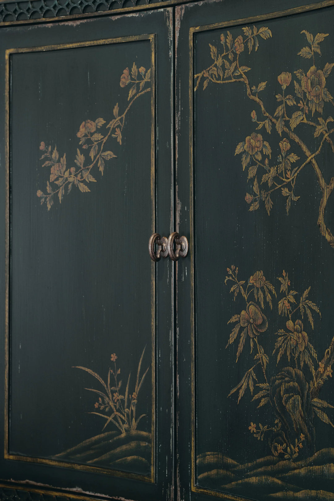 15.00"D x 32.75"W x 38.00"H/Charleston Green